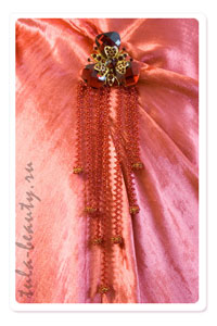 Коралловое платье с брошью - Женское платье
